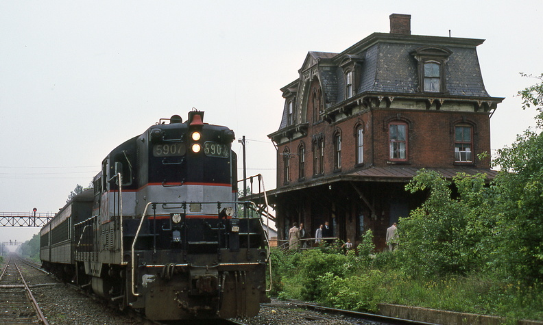 Curcio-Hw-Train-1982-06-01-005-Hopewell-Station-Passengers-from-NY-HwRR-DMF.jpg